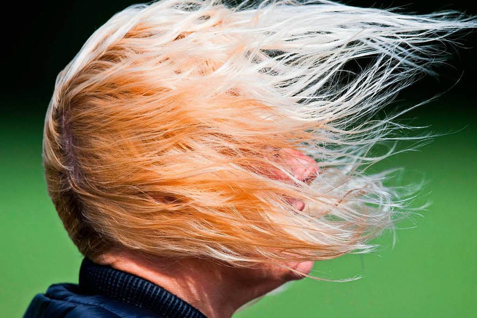 Die Haare einer Frau werden in Hannover von einer Windböe erfasst. (Foto: dpa) Die Haare einer Frau werden in Hannover von einer Windböe erfasst. (Foto: dpa)