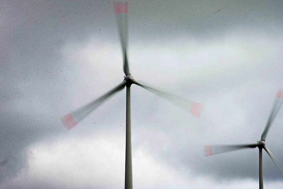 Windräder in der Nähe von Paderborn drehen durch. (Foto: dpa) Windräder in der Nähe von Paderborn drehen durch. (Foto: dpa)
