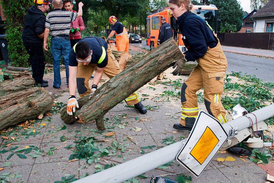 Feuerwehrkräfte beseitigen Sturmschäden in Hannover. (Foto: dpa) Feuerwehrkräfte beseitigen Sturmschäden in Hannover. (Foto: dpa)