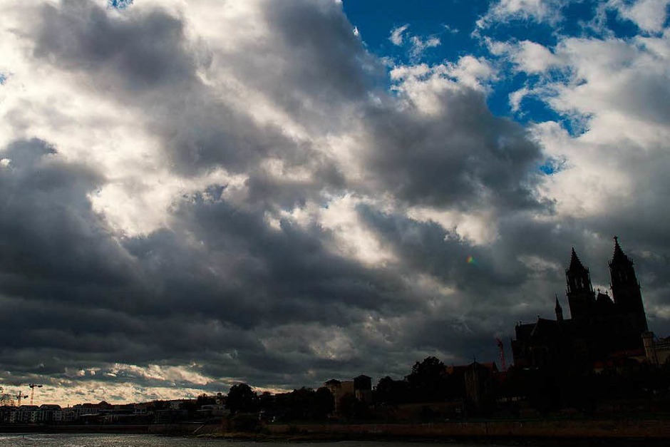 Dunkle Wolken über Magdeburg. (Foto: dpa) Dunkle Wolken über Magdeburg. (Foto: dpa)