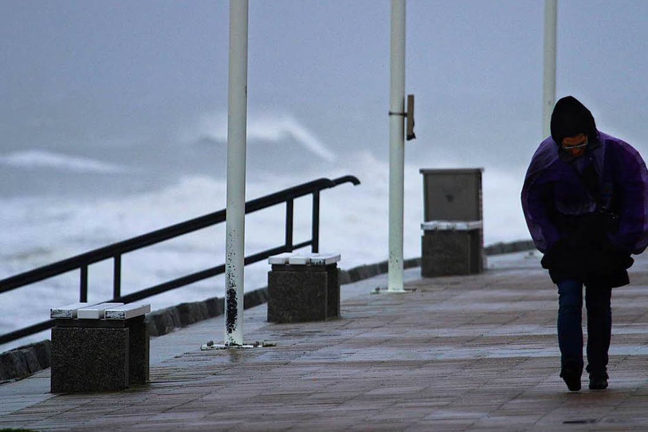 Stürmisch ist es auch an der Strandpromenade von Norderney. (Foto: dpa) Stürmisch ist es auch an der Strandpromenade von Norderney. (Foto: dpa)