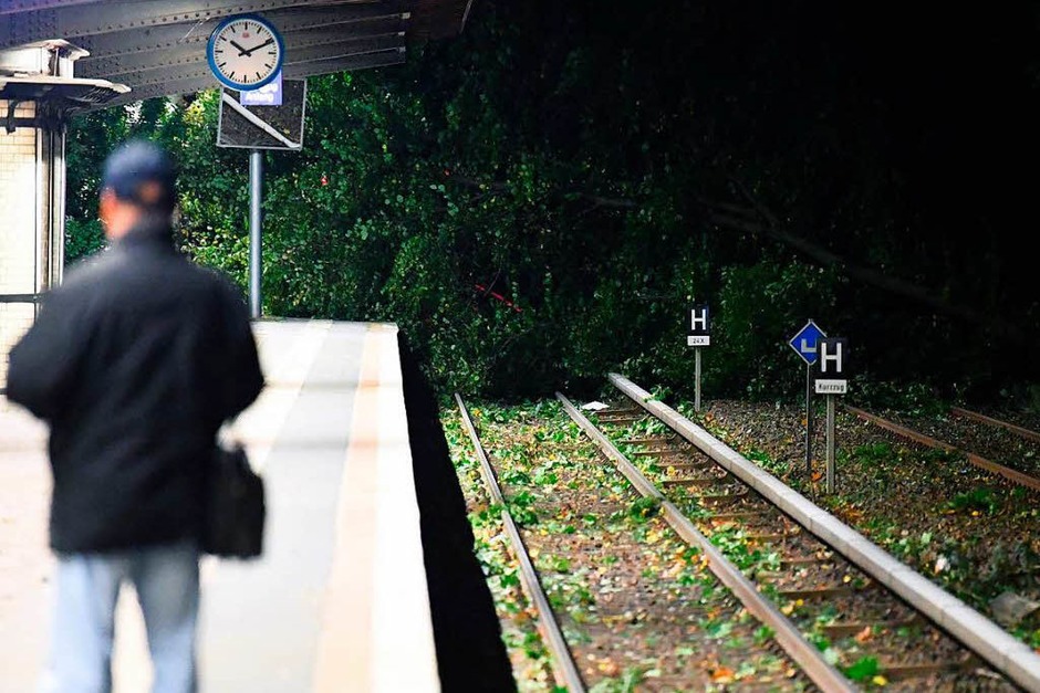 Vielerorts ist der Zugverkehr komplett eingestellt. (Foto: dpa) Vielerorts ist der Zugverkehr komplett eingestellt. (Foto: dpa)