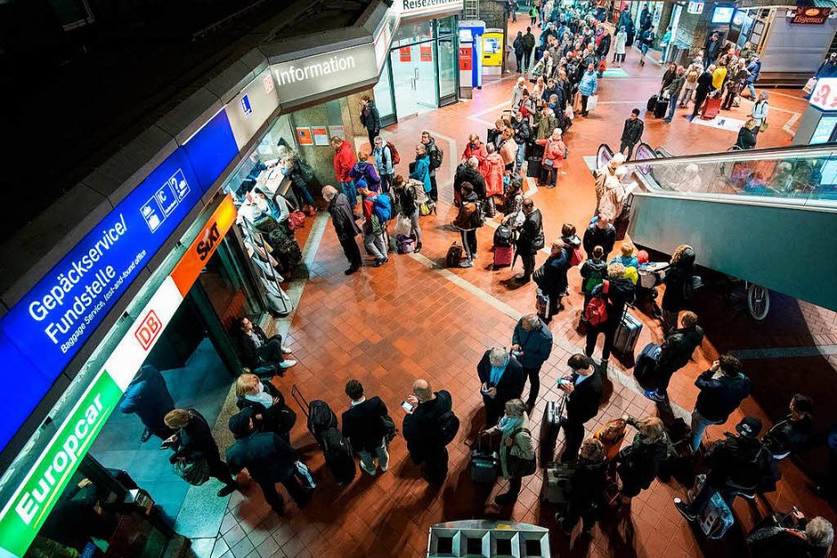Vielerorts ist der Zugverkehr komplett eingestellt. (Foto: dpa) Vielerorts ist der Zugverkehr komplett eingestellt. (Foto: dpa)