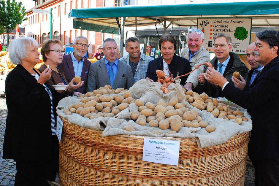 Ein Hoch auf die Kartoffel: Der offizielle Rundgang begann mit ihr. (Foto: Sylvia-Karina Jahn) Ein Hoch auf die Kartoffel: Der offizielle Rundgang begann mit ihr. (Foto: Sylvia-Karina Jahn)