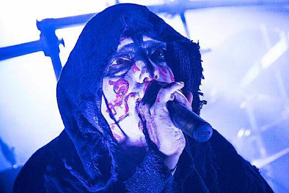 Nach 33-jähriger Bandgeschichte machten Mayhem, Urgesteine des skandinavischen Black Metal, Halt in Colmar und spielten ihr gesamtes erstes Album. Inferno und Dragged into Sunlight eröffneten den Abend. (Foto: Leon Pfaff) Nach 33-jähriger Bandgeschichte machten Mayhem, Urgesteine des skandinavischen Black Metal, Halt in Colmar und spielten ihr gesamtes erstes Album. Inferno und Dragged into Sunlight eröffneten den Abend. (Foto: Leon Pfaff)