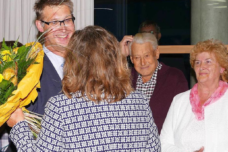 Viele Glückwünsche durfte der neu gewählte Bürgermeister von Stühlingen, Joachim Burger, entgegen nehmen. (Foto: Juliane Kühnemund) Viele Glückwünsche durfte der neu gewählte Bürgermeister von Stühlingen, Joachim Burger, entgegen nehmen. (Foto: Juliane Kühnemund)