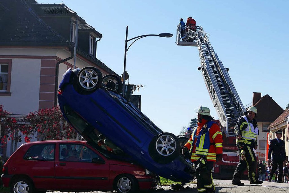 Rund 170 Einsatzkräfte probten an der Chilbiprobe der Feuerwehr Bonndorf gemeinsam den Ernstfall. Angenommen wurde ein Brand im Altenheim, parallel dazu mussten eingeklemmte Personen aus zwei Unfallautos befreit werden. (Foto: Juliane Kühnemund) Rund 170 Einsatzkräfte probten an der Chilbiprobe der Feuerwehr Bonndorf gemeinsam den Ernstfall. Angenommen wurde ein Brand im Altenheim, parallel dazu mussten eingeklemmte Personen aus zwei Unfallautos befreit werden. (Foto: Juliane Kühnemund)