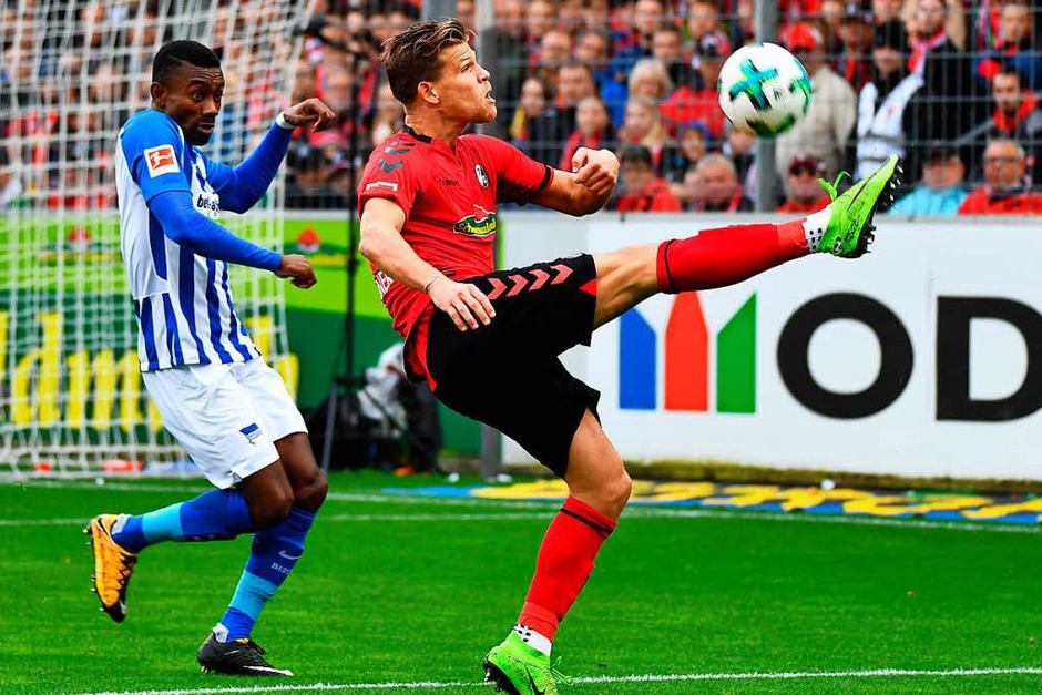 Florian Niederlechner versucht akrobatisch den Ball zu kontrollieren. (Foto: Achim Keller) Florian Niederlechner versucht akrobatisch den Ball zu kontrollieren. (Foto: Achim Keller)