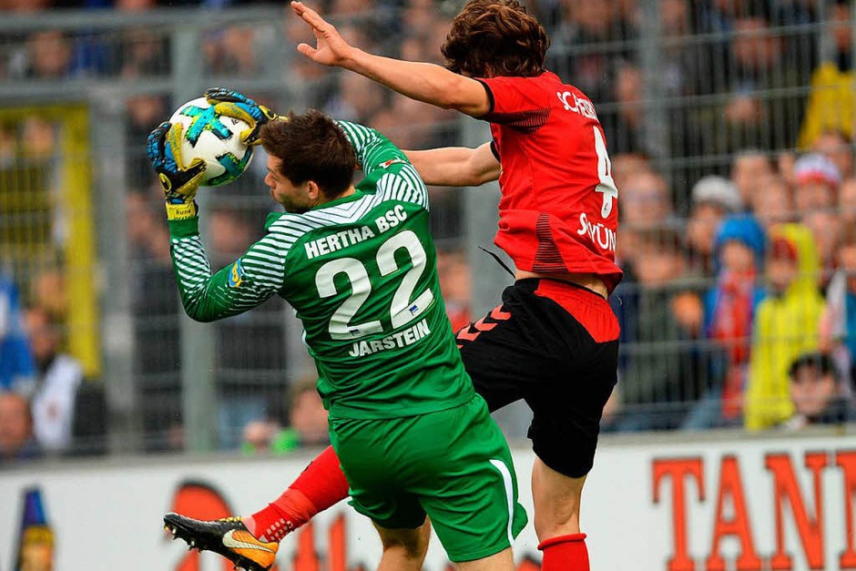 Caglar Söyüncü hier im Einsatz gegen Hertha-Keeper Jarstein. (Foto: dpa) Caglar Söyüncü hier im Einsatz gegen Hertha-Keeper Jarstein. (Foto: dpa)