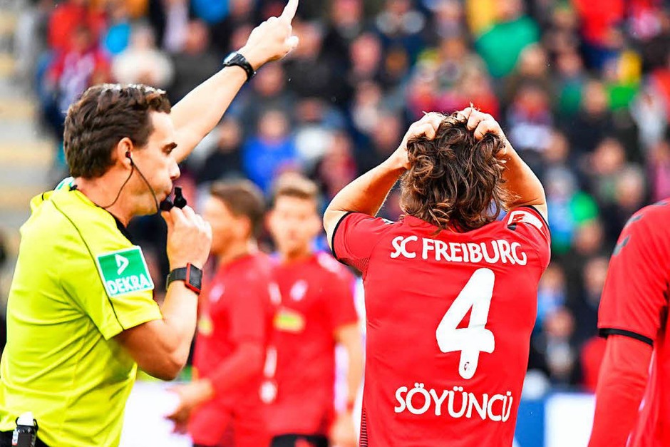Caglar Söyüncü will den Schiedsrichter nicht so recht verstehen. (Foto: Achim Keller) Caglar Söyüncü will den Schiedsrichter nicht so recht verstehen. (Foto: Achim Keller)