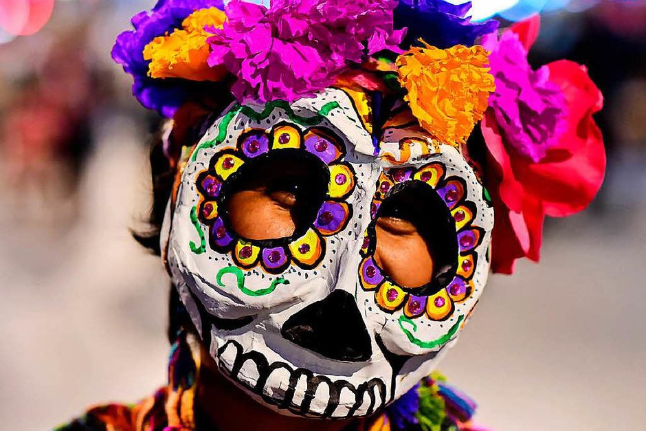 Bunte Totenköpfe und Riesenblumen im Haar. Die Catrina-Parade steht unter dem Motto "Der elegante Tod" und besticht durch kreative Kostüme. Gruselig wirkt das ganze indes nicht. (Foto: AFP) Bunte Totenköpfe und Riesenblumen im Haar. Die Catrina-Parade steht unter dem Motto "Der elegante Tod" und besticht durch kreative Kostüme. Gruselig wirkt das ganze indes nicht. (Foto: AFP)