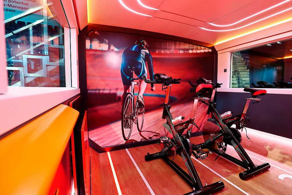 In einem begehbaren 1:1-Modell eines Doppelstockwagens zeigte die Deutsche Bahn 22 sogenannte Module. Hier der Blick in das Sport-Modul mit Trimmrädern. (Foto: dpa) In einem begehbaren 1:1-Modell eines Doppelstockwagens zeigte die Deutsche Bahn 22 sogenannte Module. Hier der Blick in das Sport-Modul mit Trimmrädern. (Foto: dpa)