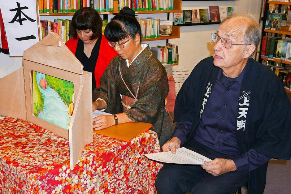 Susanne Lauber-Löffler, Kaoru Stocker und Peter Haußmann (von links) von der Deutsch-Japanischen Gesellschaft Freundeskreis Nagai - Bad Säckingen zeigten in der Stadtbücherei Japanisches Papiertheater mit dem Märchen „Momotaro, der Pfirsichjunge“ in Deutsch und Japanisch. (Foto: Marion Rank) Susanne Lauber-Löffler, Kaoru Stocker und Peter Haußmann (von links) von der Deutsch-Japanischen Gesellschaft Freundeskreis Nagai - Bad Säckingen zeigten in der Stadtbücherei Japanisches Papiertheater mit dem Märchen „Momotaro, der Pfirsichjunge“ in Deutsch und Japanisch. (Foto: Marion Rank)