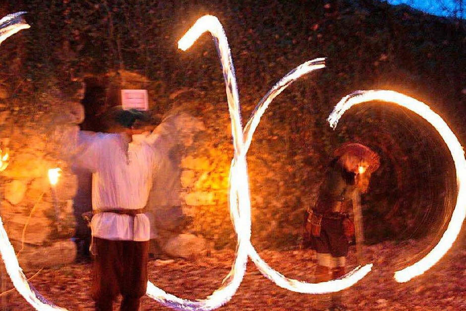 Feurig ging es bei der Aktion "Schlössle in Flammen" der Wehrer Pfadfinder auf der Burg Werrach zu. Feurig ging es bei der Aktion "Schlössle in Flammen" der Wehrer Pfadfinder auf der Burg Werrach zu.