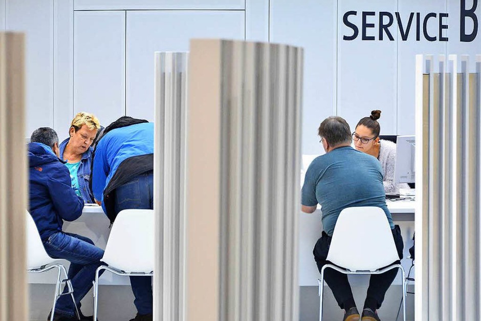 Gleich morgens ab 7.30 Uhr war recht viel Betrieb an den Service-Schaltern. (Foto: Michael Bamberger) Gleich morgens ab 7.30 Uhr war recht viel Betrieb an den Service-Schaltern. (Foto: Michael Bamberger)