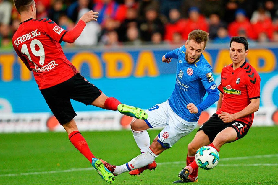 Der SC Freiburg kämpft und gewinnt gegen Mainz mit 2:1. (Foto: dpa) Der SC Freiburg kämpft und gewinnt gegen Mainz mit 2:1. (Foto: dpa)