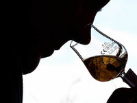 Hilft ein Schnaps nach dem Essen wirklich bei der Verdauung? Hilft ein Schnaps nach dem Essen wirklich bei der Verdauung?