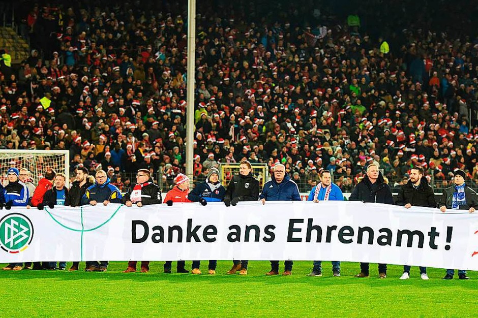 Vor der Partie bedankte sich der DFB und die DFL mit einem Banner bei den ehrenamtlichen Helfern. (Foto: dpa) Vor der Partie bedankte sich der DFB und die DFL mit einem Banner bei den ehrenamtlichen Helfern. (Foto: dpa)