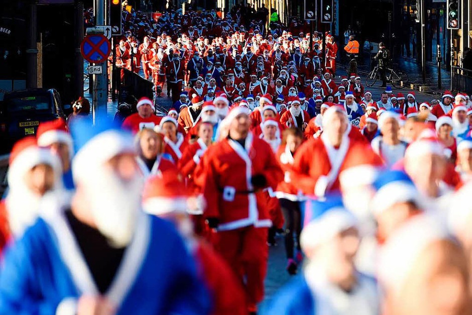 Weihnachtsmann-Wettrennen in Liverpool (Foto: AFP) Weihnachtsmann-Wettrennen in Liverpool (Foto: AFP)