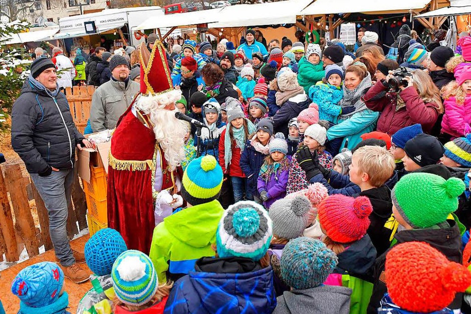 Geballte Kreativität, Weihnachtsstimmung und Musik, passend zur Jahreszeit, das konnten die vielen Besucher beim Weihnachtsmarkt in Holzschlag genießen. (Foto: Wolfgang Scheu) Geballte Kreativität, Weihnachtsstimmung und Musik, passend zur Jahreszeit, das konnten die vielen Besucher beim Weihnachtsmarkt in Holzschlag genießen. (Foto: Wolfgang Scheu)