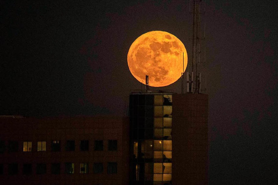 In Netanja an der israelischen Mittelmeerküste stieg der Vollmond über der Skyline empor. (Foto: AFP) In Netanja an der israelischen Mittelmeerküste stieg der Vollmond über der Skyline empor. (Foto: AFP)