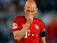 Welchen Zweck haben die engen Trikots, die Fußballspieler wie Arjen Robben tragen? Welchen Zweck haben die engen Trikots, die Fußballspieler wie Arjen Robben tragen?