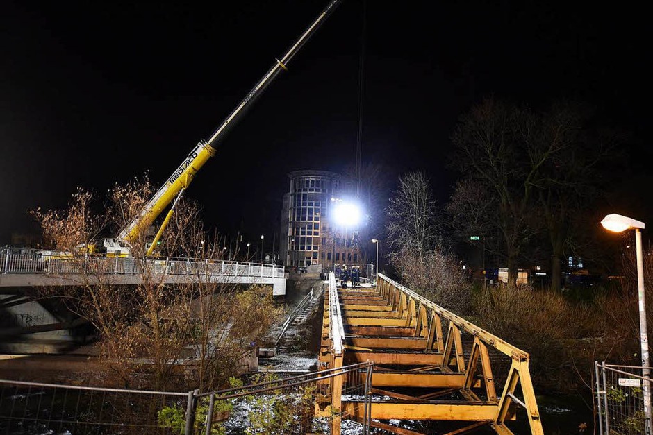 Die Behelfsbrücke wird abgebaut (Foto: Rita Eggstein) Die Behelfsbrücke wird abgebaut (Foto: Rita Eggstein)