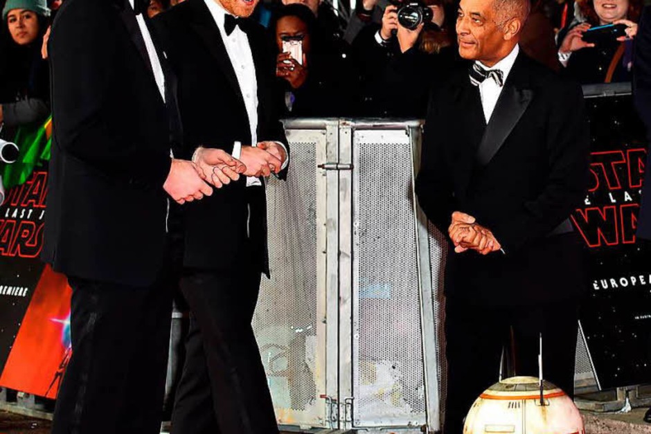 Die britischen Prinzen William (l) und Harry (M) nehmen den Droiden BB-8 unter die Lupe. (Foto: dpa) Die britischen Prinzen William (l) und Harry (M) nehmen den Droiden BB-8 unter die Lupe. (Foto: dpa)