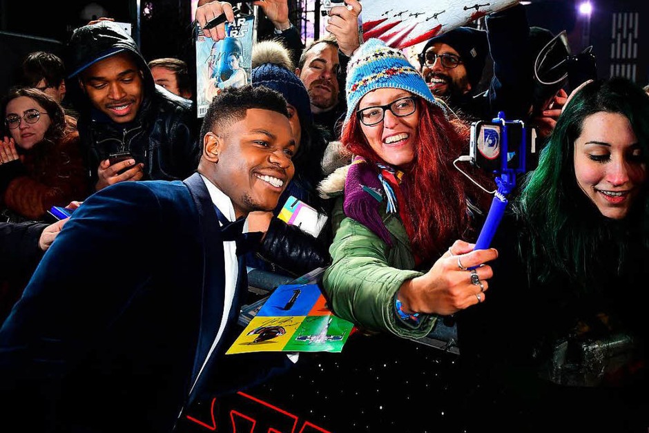Schauspieler John Boyega mit Fans (Foto: dpa) Schauspieler John Boyega mit Fans (Foto: dpa)