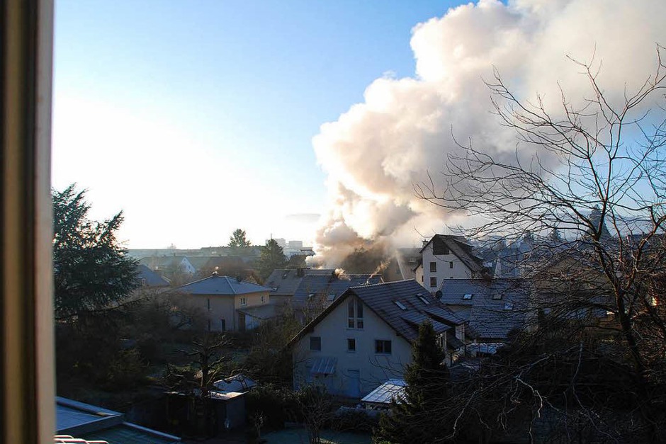 Feuer beim Löwen in Grenzach (Foto: Ralf Staub ) Feuer beim Löwen in Grenzach (Foto: Ralf Staub )