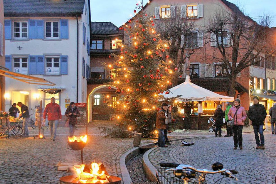 Zum perfekten Weihnachtsglück fehlte nur noch der Schnee – mit Einbruch der Dunkelheit erstrahlte Staufen im Glanz zahlloser Lichter. (Foto: Hans Jürgen Kugler) Zum perfekten Weihnachtsglück fehlte nur noch der Schnee – mit Einbruch der Dunkelheit erstrahlte Staufen im Glanz zahlloser Lichter. (Foto: Hans Jürgen Kugler)