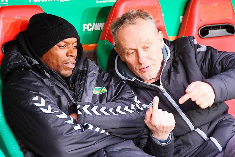 Christian Streich erklärt vor der Partie gegen den FC Augsburg Karim Guédé etwas. (Foto: Achim Keller) Christian Streich erklärt vor der Partie gegen den FC Augsburg Karim Guédé etwas. (Foto: Achim Keller)