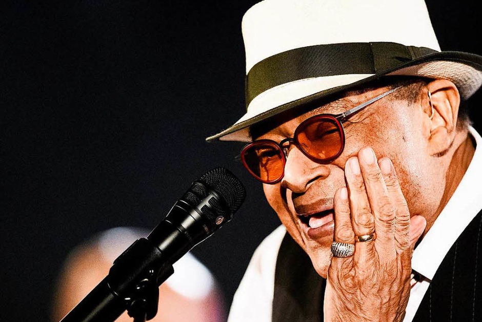 Sieben Mal wurde Al Jarreau mit einem Grammy ausgezeichnet. Seit seinem Durchbruch in Hamburg vor rund 40 Jahren war der Jazz-Sänger auf Bühnen in aller Welt zu Hause. Der Amerikaner wechselte mühelos zwischen klassischem Jazz und Funk-Rhythmen, zwischen Fusion und Soul - mit Abstechern in Rhythm & Blues und Hitparaden-Pop. Er verstarb am 12. Februar im Alter von 76 Jahren. (Foto: dpa) Sieben Mal wurde Al Jarreau mit einem Grammy ausgezeichnet. Seit seinem Durchbruch in Hamburg vor rund 40 Jahren war der Jazz-Sänger auf Bühnen in aller Welt zu Hause. Der Amerikaner wechselte mühelos zwischen klassischem Jazz und Funk-Rhythmen, zwischen Fusion und Soul - mit Abstechern in Rhythm & Blues und Hitparaden-Pop. Er verstarb am 12. Februar im Alter von 76 Jahren. (Foto: dpa)