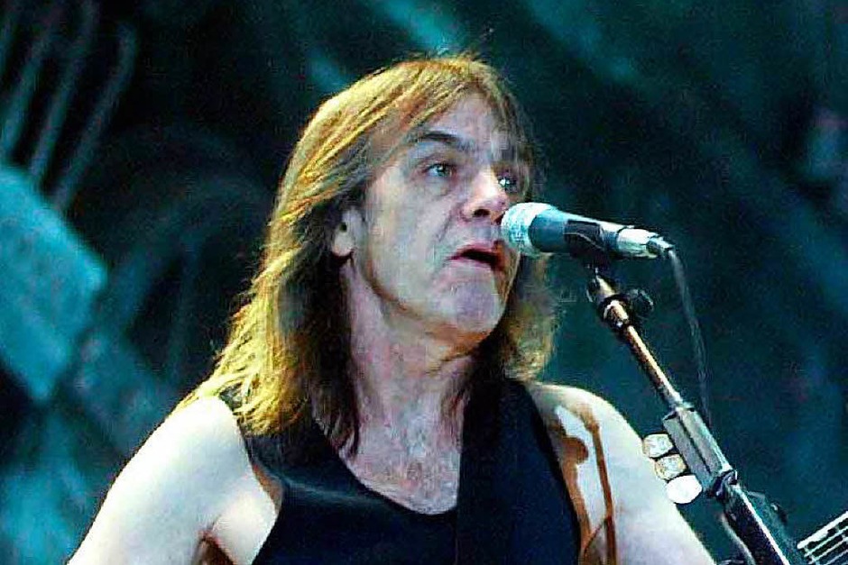 Hardrock-Klassiker wie „Highway to Hell“ wären ohne Malcolm Young undenkbar gewesen. Der AC/DC-Mitbegründer musste die Band nach 41 Jahren bereits 2014 wegen einer Demenzerkrankung verlassen. Er verstarb mit 64 Jahren. (Foto: dpa) Hardrock-Klassiker wie „Highway to Hell“ wären ohne Malcolm Young undenkbar gewesen. Der AC/DC-Mitbegründer musste die Band nach 41 Jahren bereits 2014 wegen einer Demenzerkrankung verlassen. Er verstarb mit 64 Jahren. (Foto: dpa)