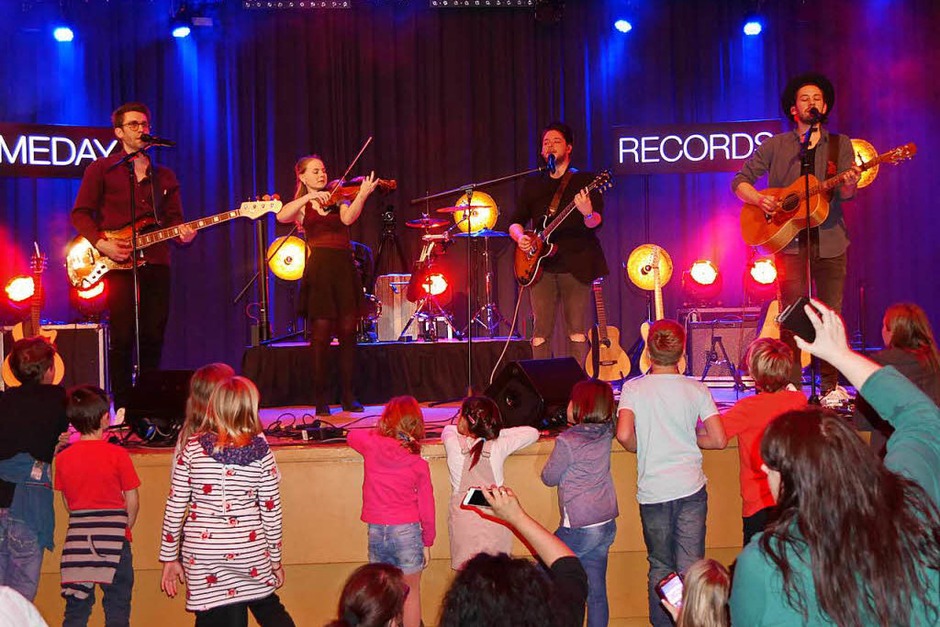 Die Band Sameday Records begeisterte am Mittwochabend im ausverkauften Bad Säckinger Kursaal die Besucher. (Foto: Marion Rank) Die Band Sameday Records begeisterte am Mittwochabend im ausverkauften Bad Säckinger Kursaal die Besucher. (Foto: Marion Rank)