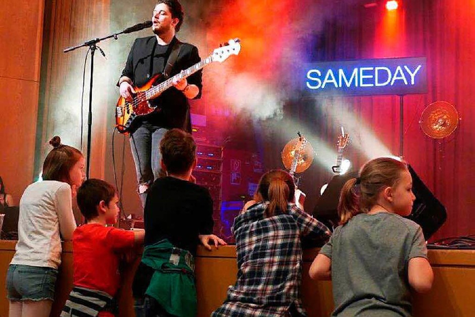 Die Band Sameday Records begeisterte am Mittwochabend im ausverkauften Bad Säckinger Kursaal die Besucher. Die Band Sameday Records begeisterte am Mittwochabend im ausverkauften Bad Säckinger Kursaal die Besucher.
