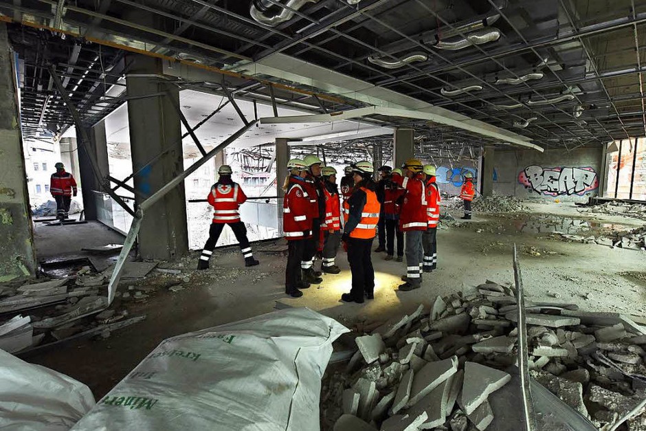 Rettungsübung im Abrisshaus (Foto: Rita Eggstein) Rettungsübung im Abrisshaus (Foto: Rita Eggstein)