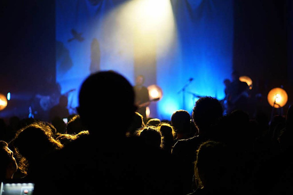 Rappelvoll war das E-Werk am Sonntagabend – und das Publikum angenehm aufmerksam. (Foto: Simon Langemann) Rappelvoll war das E-Werk am Sonntagabend – und das Publikum angenehm aufmerksam. (Foto: Simon Langemann)