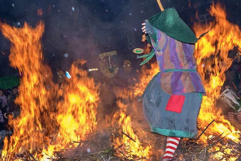 Ab ins Feuer – die Schlosshexen Tiengen. (Foto: Wilfried Dieckmann) Ab ins Feuer – die Schlosshexen Tiengen. (Foto: Wilfried Dieckmann)
