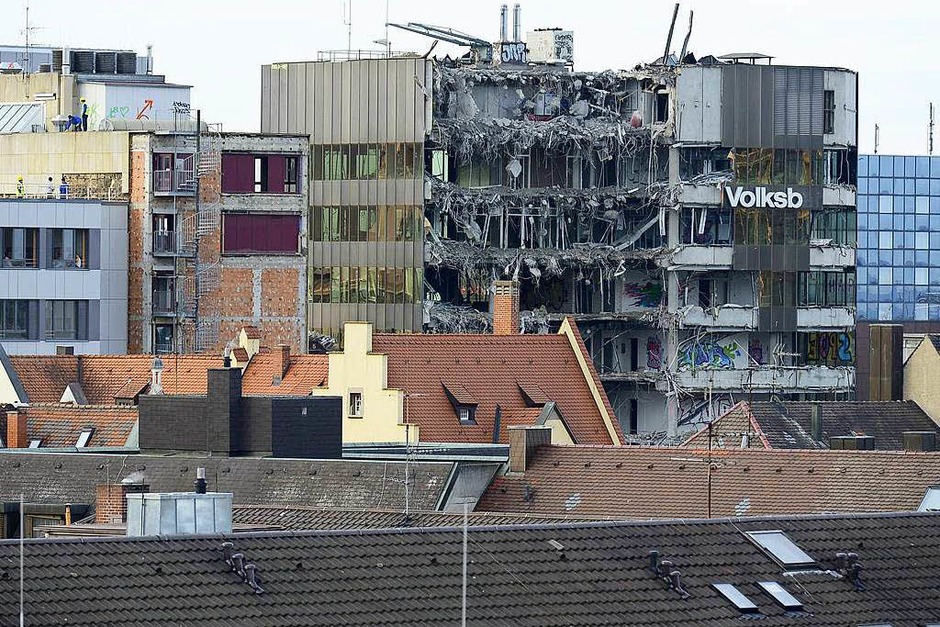 Abrissarbeiten an der Bismarckallee in Freiburg sind im vollen Gange. (Foto: Ingo Schneider) Abrissarbeiten an der Bismarckallee in Freiburg sind im vollen Gange. (Foto: Ingo Schneider)