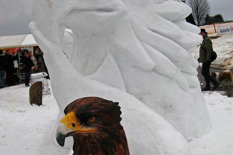 Mehrere Künstler hatten ihre Entwürfe in Holz oder Ton mitgebracht, um sie neben der Schneeskulptur zu zeigen. Die „Historische Skigruppe“ zog viel Aufmerksamkeit auf sich, ebenso wie die Künstler bei der Arbeit, hier Pascal Wirth und Jessica von Leliwa mit ihrem Pegasus. (Foto: Spiegelhalter (2), Renk) Mehrere Künstler hatten ihre Entwürfe in Holz oder Ton mitgebracht, um sie neben der Schneeskulptur zu zeigen. Die „Historische Skigruppe“ zog viel Aufmerksamkeit auf sich, ebenso wie die Künstler bei der Arbeit, hier Pascal Wirth und Jessica von Leliwa mit ihrem Pegasus. (Foto: Spiegelhalter (2), Renk)