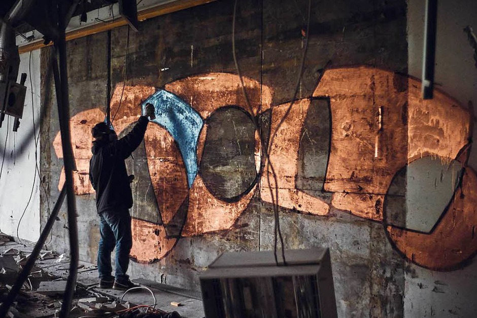 Der Freiburger Sprayer zoolo und einige Freunde haben sich in der Volksbank-Ruine ausgetobt. (Foto: Felix Groteloh) Der Freiburger Sprayer zoolo und einige Freunde haben sich in der Volksbank-Ruine ausgetobt. (Foto: Felix Groteloh)
