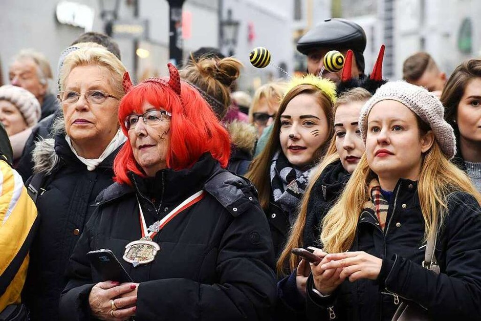Die Breisgauer Narrenzunft versammelte sich erst zum Sternenmarsch auf das Rathaus, dann wurde das historische Gebäude gestürmt. Jetzt sind die Narren unter Führung von Oberzunftmeister Matthias Moser bis Aschermittwoch an der Macht. (Foto: Thomas Kunz) Die Breisgauer Narrenzunft versammelte sich erst zum Sternenmarsch auf das Rathaus, dann wurde das historische Gebäude gestürmt. Jetzt sind die Narren unter Führung von Oberzunftmeister Matthias Moser bis Aschermittwoch an der Macht. (Foto: Thomas Kunz)