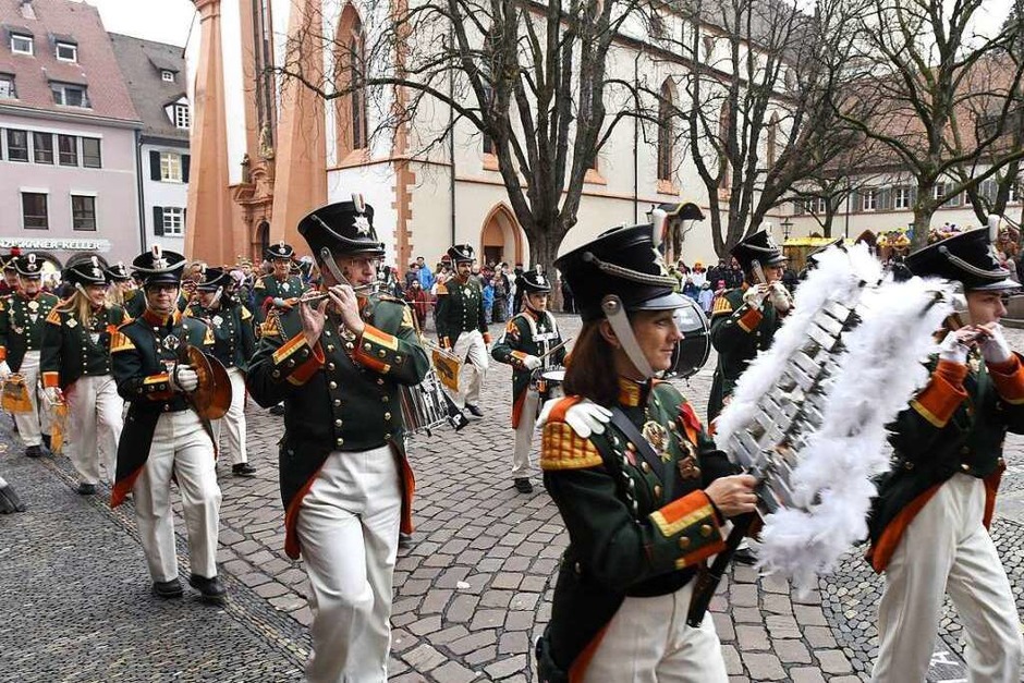 Die Breisgauer Narrenzunft versammelte sich erst zum Sternenmarsch auf das Rathaus, dann wurde das historische Gebäude gestürmt. Jetzt sind die Narren unter Führung von Oberzunftmeister Matthias Moser bis Aschermittwoch an der Macht. (Foto: Thomas Kunz) Die Breisgauer Narrenzunft versammelte sich erst zum Sternenmarsch auf das Rathaus, dann wurde das historische Gebäude gestürmt. Jetzt sind die Narren unter Führung von Oberzunftmeister Matthias Moser bis Aschermittwoch an der Macht. (Foto: Thomas Kunz)