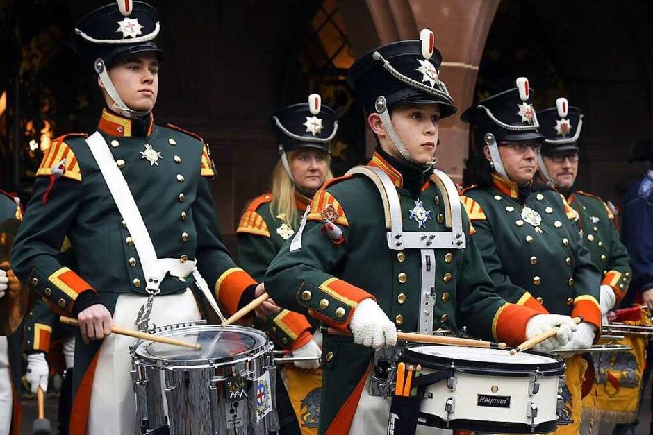 Die Breisgauer Narrenzunft versammelte sich erst zum Sternenmarsch auf das Rathaus, dann wurde das historische Gebäude gestürmt. Jetzt sind die Narren unter Führung von Oberzunftmeister Matthias Moser bis Aschermittwoch an der Macht. (Foto: Thomas Kunz) Die Breisgauer Narrenzunft versammelte sich erst zum Sternenmarsch auf das Rathaus, dann wurde das historische Gebäude gestürmt. Jetzt sind die Narren unter Führung von Oberzunftmeister Matthias Moser bis Aschermittwoch an der Macht. (Foto: Thomas Kunz)