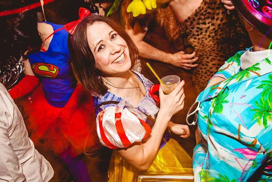Phantasievoll kostümierte Gäste und viele Bands – davon lebt der Kripoball in der Mensa Rempartstraße. (Foto: Julia Klauss) Phantasievoll kostümierte Gäste und viele Bands – davon lebt der Kripoball in der Mensa Rempartstraße. (Foto: Julia Klauss)