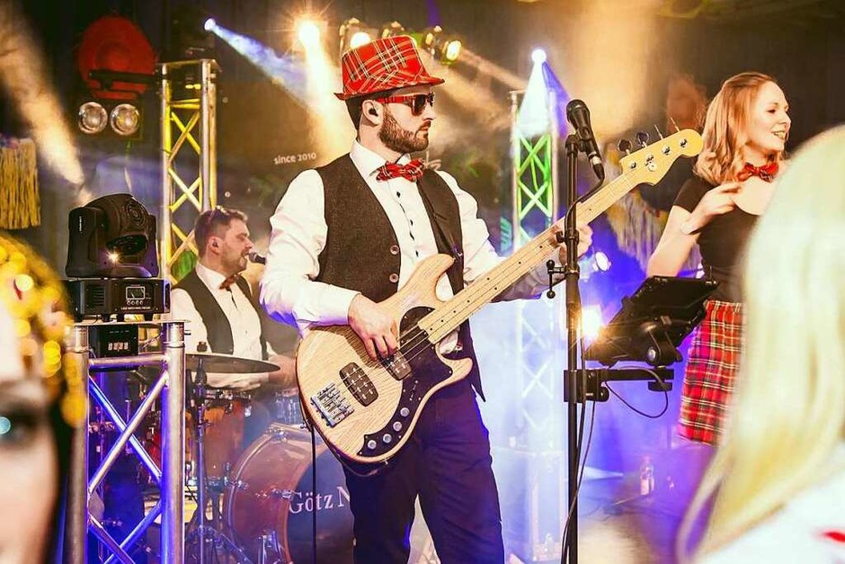Phantasievoll kostümierte Gäste und viele Bands – davon lebt der Kripoball in der Mensa Rempartstraße. (Foto: Julia Klauss) Phantasievoll kostümierte Gäste und viele Bands – davon lebt der Kripoball in der Mensa Rempartstraße. (Foto: Julia Klauss)