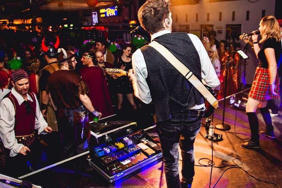 Phantasievoll kostümierte Gäste und viele Bands – davon lebt der Kripoball in der Mensa Rempartstraße. (Foto: Julia Klauss) Phantasievoll kostümierte Gäste und viele Bands – davon lebt der Kripoball in der Mensa Rempartstraße. (Foto: Julia Klauss)