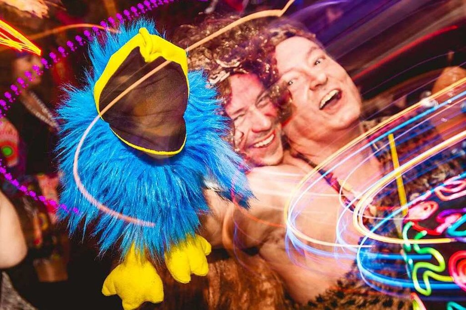Phantasievoll kostümierte Gäste und viele Bands – davon lebt der Kripoball in der Mensa Rempartstraße. (Foto: Julia Klauss) Phantasievoll kostümierte Gäste und viele Bands – davon lebt der Kripoball in der Mensa Rempartstraße. (Foto: Julia Klauss)