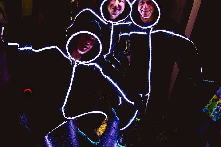 Phantasievoll kostümierte Gäste und viele Bands – davon lebt der Kripoball in der Mensa Rempartstraße. (Foto: Julia Klauss) Phantasievoll kostümierte Gäste und viele Bands – davon lebt der Kripoball in der Mensa Rempartstraße. (Foto: Julia Klauss)